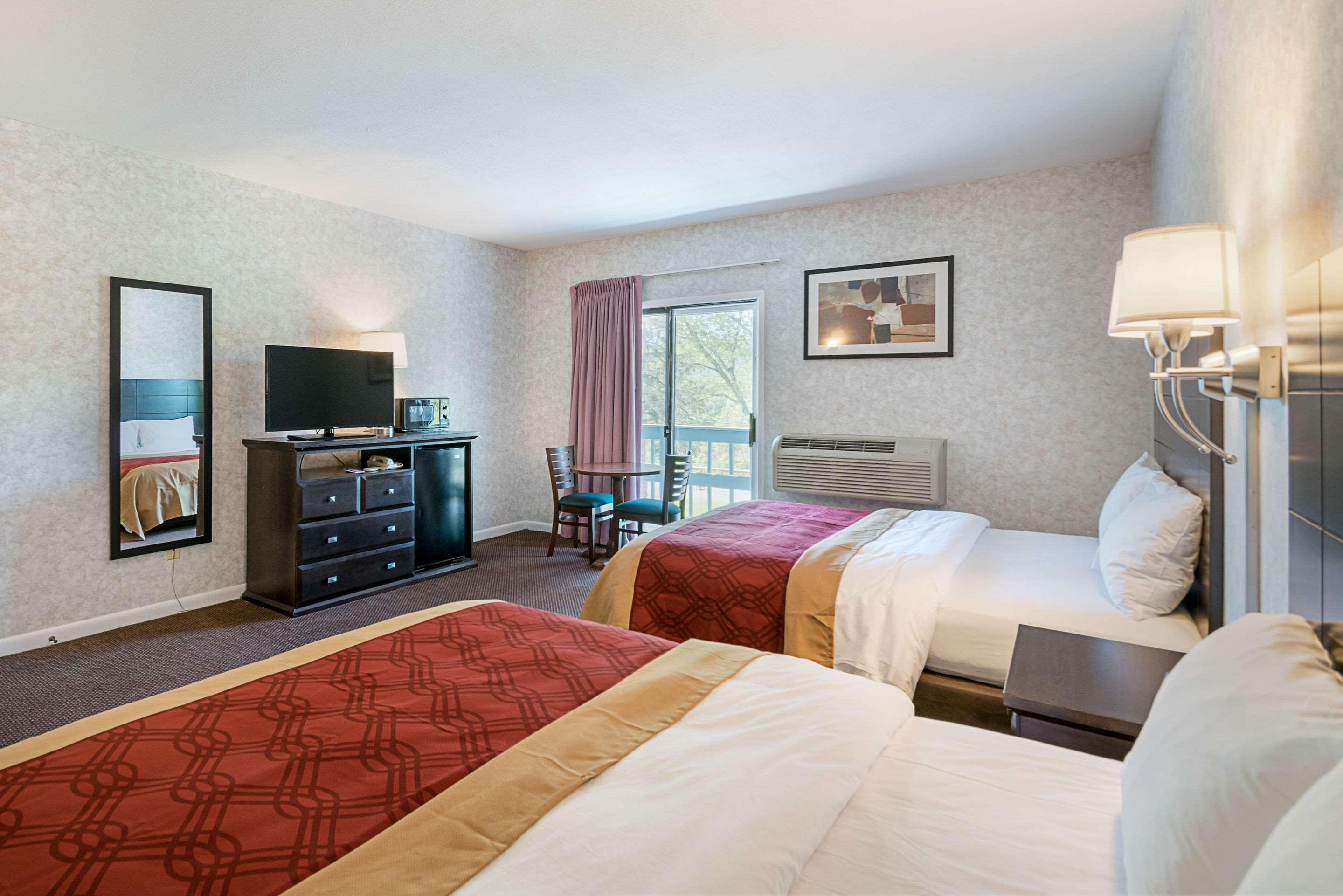 HOTEL ECONO LODGE LEE - GREAT BARRINGTON LEE, MA 2* (United States) - from  US$ 59 | BOOKED
